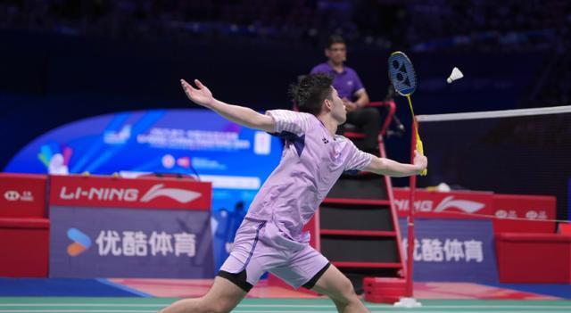 站赛事的男, 面临着严峻