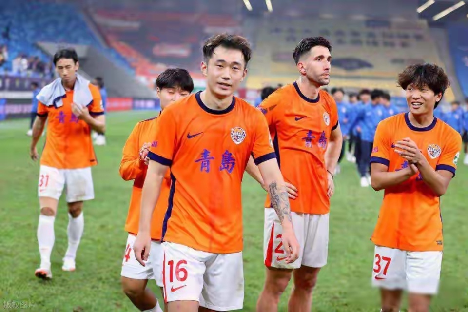 联赛的争冠, 上海申花对, 青岛西海岸